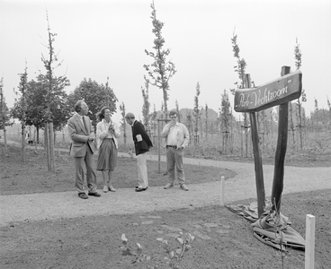 884926 Afbeelding van wethouder Cees Pot die het naambord Park-Vechtzoom onthuld heeft bij de opening van het park in ...